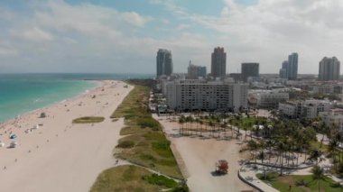 Güzel bir bahar gününde Miami Plajı Okyanus Yolu hava manzarası.