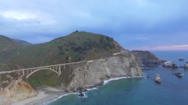Günbatımındaki Big Sur kıyı şeridinin havadan görüntüsü, Kaliforniya, ABD.