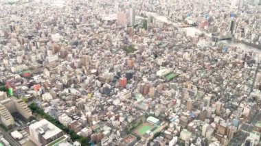 Tokyo siluetinin Shinjuku çatı üzerinden hava gün batımı görünümü.