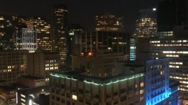 VANCOUVER, CANADA - 2017 Ağustos: günbatımında şehir binalarının hava manzarası. Şehir yılda 20 milyon turist çekiyor..