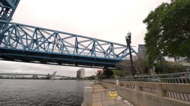 Jacksonville, Fl - Nisan 2018: Şehir Köprüsü ve binalar Saint Johns Nehri boyunca. Önemli bir cazibe Florida şehridir.