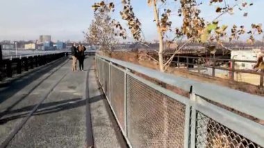 New York Şehri - Aralık 2018: Turistler High Line boyunca yürür. Şehir her yıl 50 milyon ziyaretçi çekiyor..