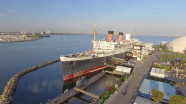 BEACH, CA - Temmuz 2017: Queen Mary 'nin havadan görünüşü, limana yanaştı. Bu California 'daki ünlü bir turistik eğlence merkezi..