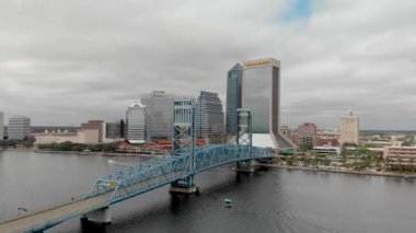 JACKSONVILLE, FL - 6 Nisan 2018: nehirden bulutlu bir günde Aerial City view. Jacksonville Florida 'da ünlü bir turistik merkezdir..