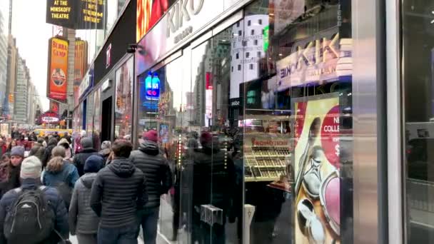 Нью Йорк Декабрь 2018 Объявления Таймс Сквер Размышления Ходящих Людей — стоковое видео