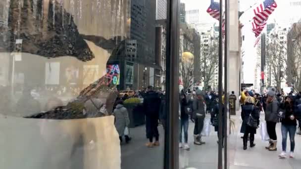 Nueva York City Diciembre 2018 Turistas Lugareños Caminan Por Una — Vídeo de stock