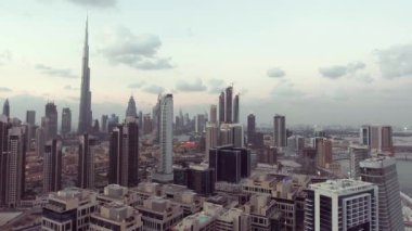 DUBAI, BAE - 8 Aralık 2016: Panoramik gökdelenlerin gece, şehir ve nehir manzarası.