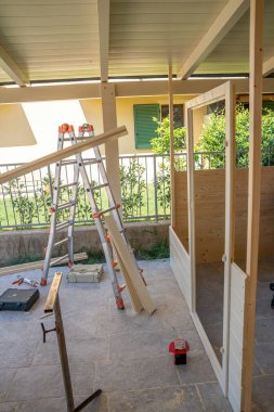 Yeni bir eve taşınıyorum. Açık teras pergola gölge yapısı, teras çatısı ve yapım aşamasındaki ahşap çardak, bahçe salonu..
