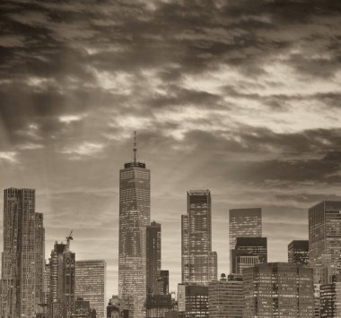 Gün batımında New York 'ta. Manhattan şehir merkezinin sudan panoramik manzarası.