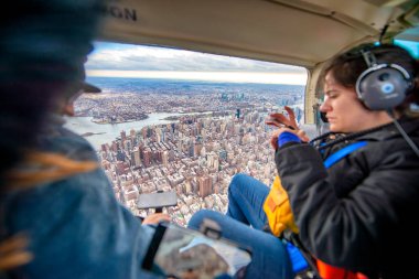 New York City, New York - 3 Aralık 2018: Manhattan üzerinde bir tur için helikopterin içindeki turistler.