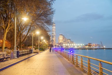 New York 'ta Hudson Nehri boyunca bir gezinti güvertesinin gece manzarası.