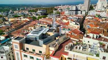 Madrid, İspanya. Şehir merkezinin havadan görünüşü. Güneşli bir günde binalar ve ana simgeler.