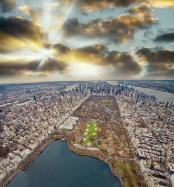 Gün batımında Central Park ve Manhattan 'ın panoramik hava manzarası, New York yüksek görüş açısına sahip.