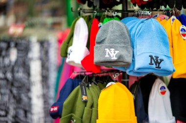 New York City, New York - 30 Kasım 2018 New York ahşap şapkaları bir şehir dükkanında satışta.