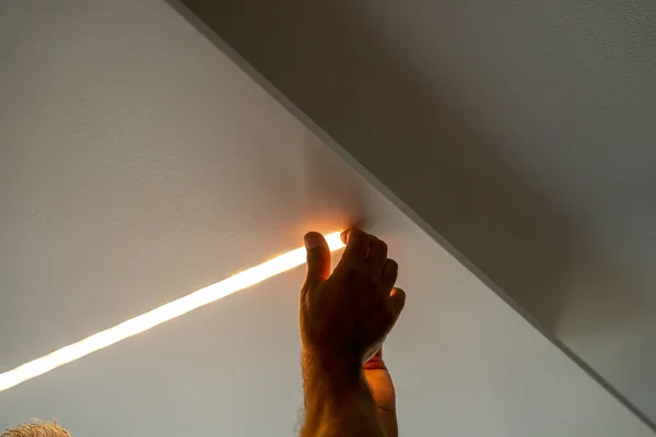Przeprowadzka Nowego Domu Instalacja Oświetlenia Diodowego Jak Zamontować Listwę Led — Zdjęcie stockowe