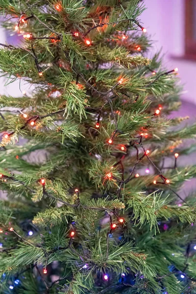 Χριστουγεννιάτικο Δέντρο Φώτα Συγχρονίζονται Ένα Σύγχρονο Σπίτι — Φωτογραφία Αρχείου