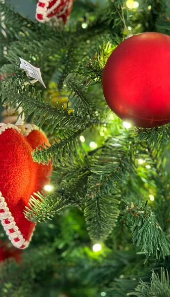 Bolas Natal Coloridas Uma Árvore Conceito Férias — Fotografia de Stock
