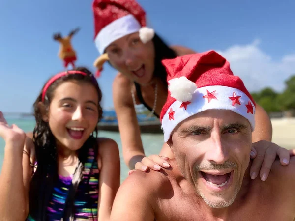 Família Natal Tropical Menina Jovem Juntamente Com Seus Pais Vestindo — Fotografia de Stock
