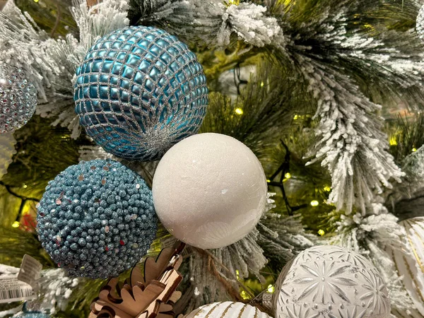 Kleurrijke Kerstballen Een Boom Vakantie Concept — Stockfoto