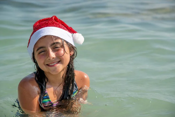 Família Natal Tropical Jovem Feliz Usando Chapéu Natal Uma Bela — Fotografia de Stock