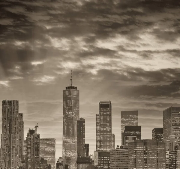 日没時にニューヨーク市 海からのダウンタウンのマンハッタンの建物のパノラマビュー — ストック写真