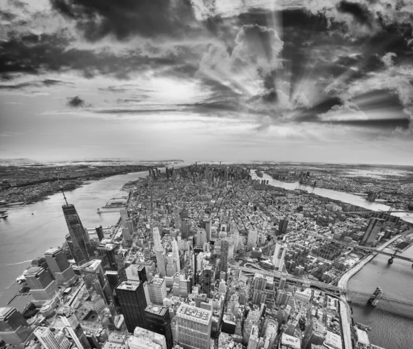 从高处俯瞰纽约市日落时的曼哈顿下城全景 — 图库照片