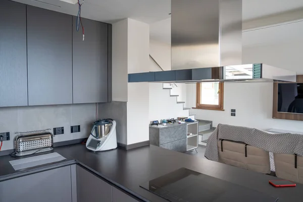 Trasferirsi Una Nuova Casa Cucina Moderna Con Vista Sul Soggiorno — Foto Stock