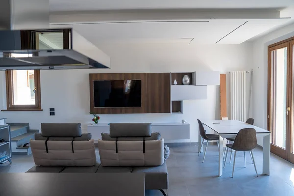 搬到新房子 客厅的内部 现代室内设计的大沙发和电视橱柜 — 图库照片