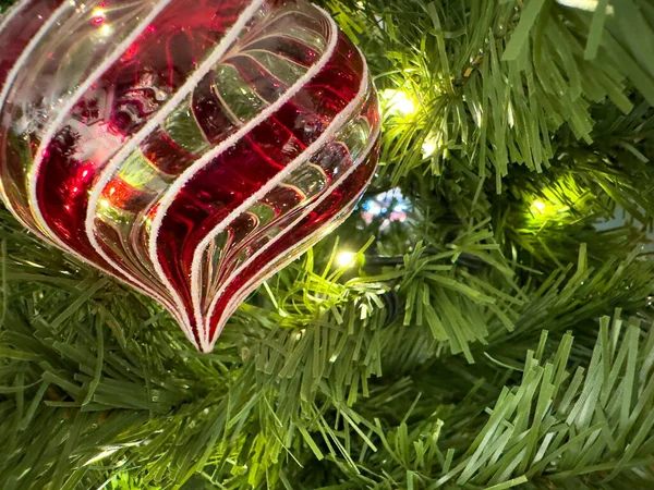 Πολύχρωμες Μπάλες Χριστουγέννων Ένα Δέντρο Έννοια Διακοπές — Φωτογραφία Αρχείου