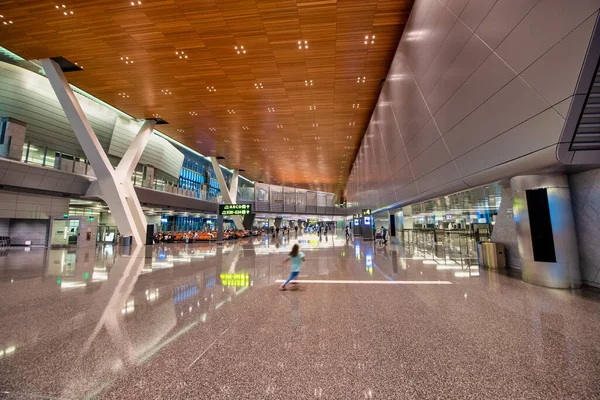 Corridoio Dell Aeroporto Con Poche Persone Concetto Crisi Viaggio — Foto Stock