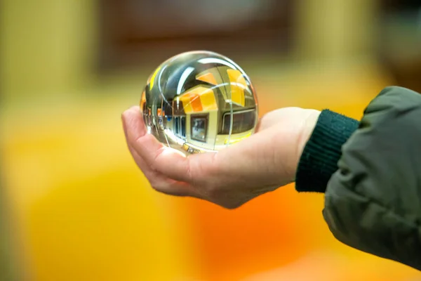 Mulher Segurar Uma Bola Cristal Com Trem Metrô Reflexão — Fotografia de Stock
