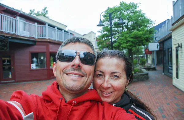 Casal Feliz Tomando Selfie Nas Ruas Mystic — Fotografia de Stock