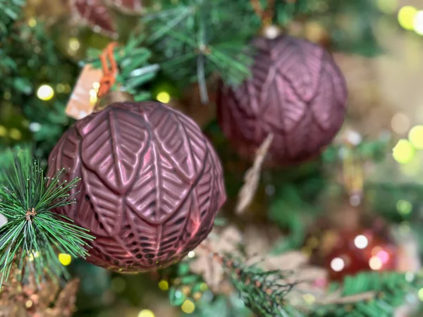 ツリー上のカラフルなクリスマスボール 休日のコンセプト — ストック写真