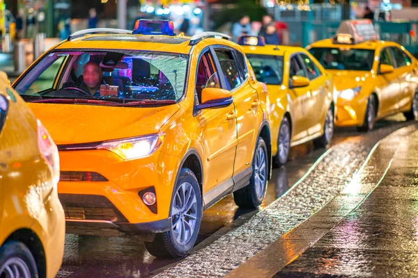 Coche Taxis Esperando Clientes Por Noche Manhattan — Foto de Stock