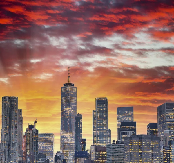 Нью Йорк Закате Вид Зданий Центре Манхэттена Воды — стоковое фото