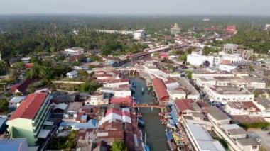Amphawa Pazarı 'nın havadan görünüşü, Tayland, Bangkok yakınlarındaki ünlü yüzen market..