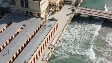 İtalya, Sicilya 'daki Mondello sahili ve kıyı şeridi havadan görünüyor.