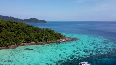 Surin Adaları, Tayland. Göl ve ormanın havadan görünüşü. Mu Ko Surin Milli Parkı.