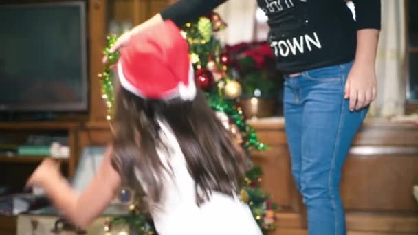 Duas Irmãs Decoram Árvore Natal Casa — Vídeo de Stock