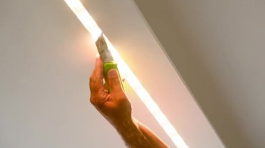 Tavana diyot aydınlatma bandı monte ediyorum. Yeni bir ev konseptine geçiyoruz..