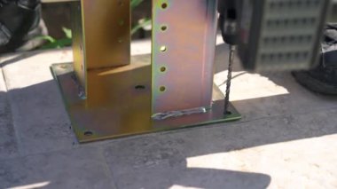 Çarpışma matkabıyla bir fayansı delmek..