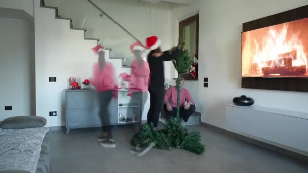 Család Díszítő Karácsonyfa Egy Modern Házban Ünnepi Ötlet Időeltolódás — Stock videók