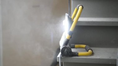 Evde tadilat devam ediyor. Işık ve alacakaranlık.