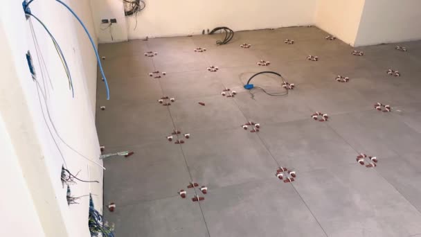 Verlegen Der Keramikfliesen Auf Dem Fußboden Des Kellerraums — Stockvideo