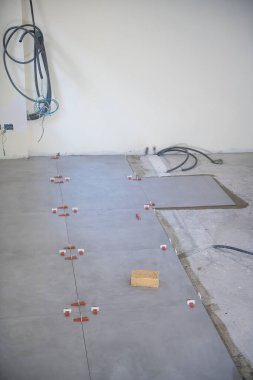 Zemin kattaki fayansları seriyorum. Yeni bir ev konseptine geçiyoruz..