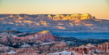 Bryce Kanyonu 'nun yaz günbatımındaki hava manzarası. Bryce Canyon Ulusal Parkı, Utah 'ta turuncu renkli kabadayılara kırmızı kaya oluşumlarına göz yumuluyor.