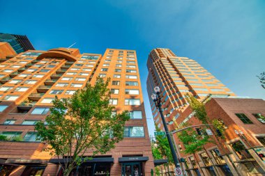 PORTLAND, OR - 21 Ağustos 2017: Mavi gökyüzüne karşı modern şehir binaları