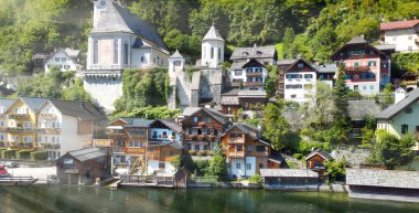 Hallstatt, Avusturya. Yaz mevsiminde göl üzerinde uçan bir drondan güzel bir kasabanın havadan görüntüsü.