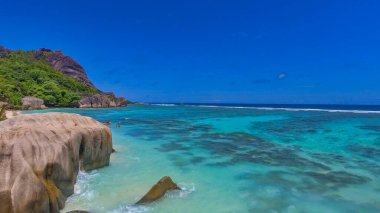 La Digue, Seyşeller Adaları 'ndaki Anse Kaynak Argent Sahili' nin hava görüntüsü - Afrika.