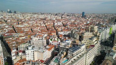 Madrid, İspanya - 29 Ekim 2022: Şehir merkezinin havadan görünüşü. Güneşli bir günde binalar ve ana simgeler.
